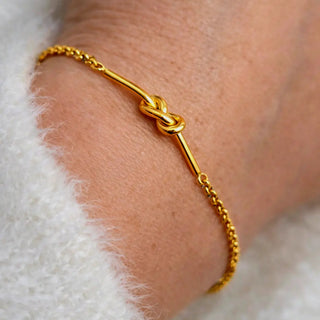 Dainty Knot Gold Belcher Chain Bracelet in 18K Gold