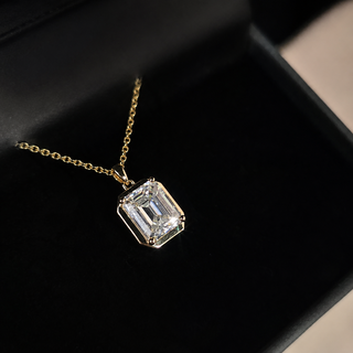 Élan Emerald-Cut Moissanite Solitaire Pendant Necklace 16K Gold