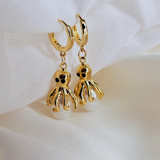 18K Gold & Pearl Octopus charm Hoop earrings,unique octopus pearl drop earrings,gift,unusual hoop earrings,gift for her,beachlover
