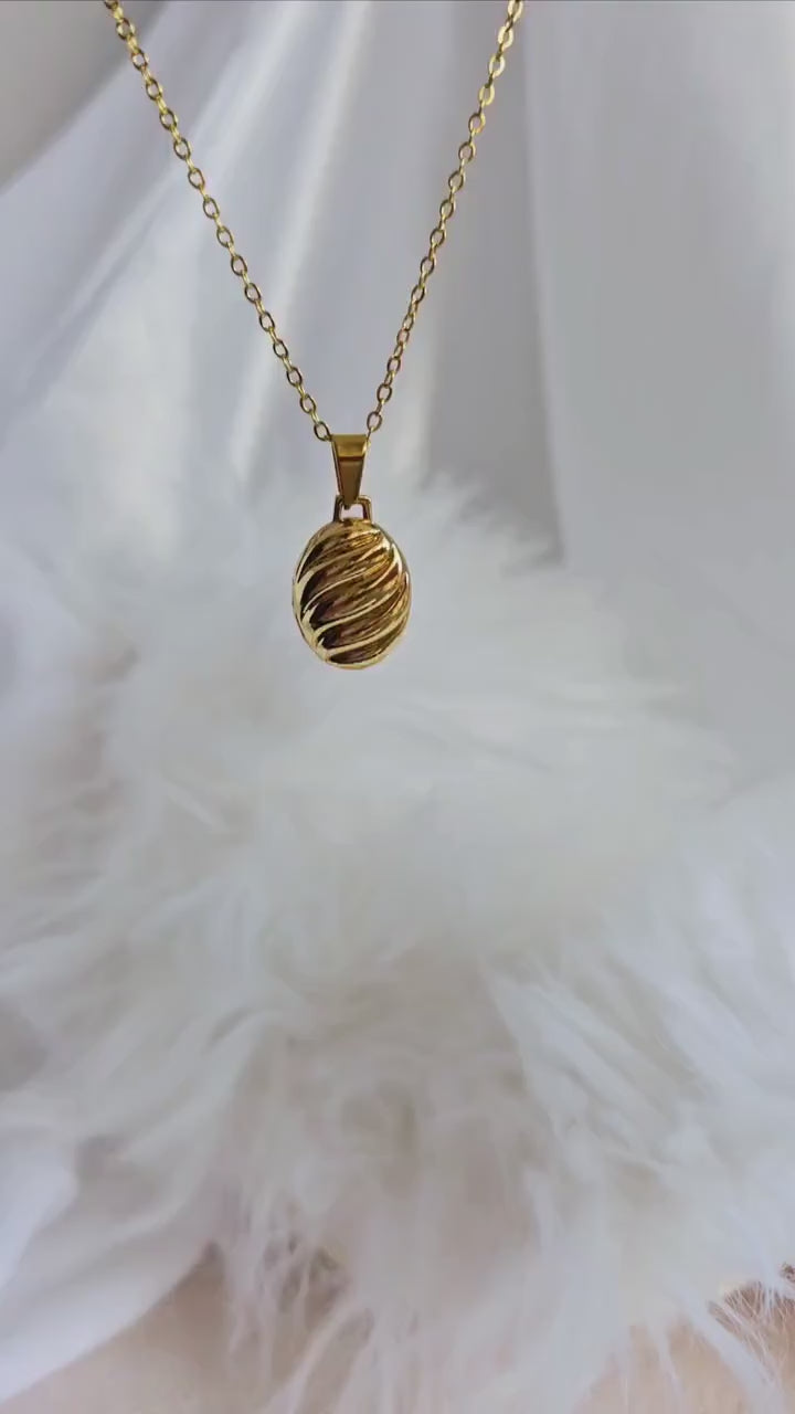 Locket Pendant Waterproof Necklace textured oval 18carat Gold thin adjustable chain,Valentines day gift for her,oval photo locket pendant.
