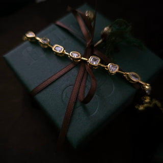 Gem bracelet on a ZOLÁI Advent Sunday box